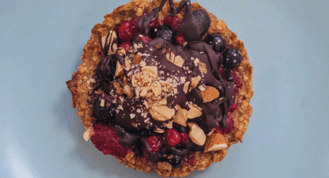 Tartelettes aux fruits rouges et glaçage au chocolat