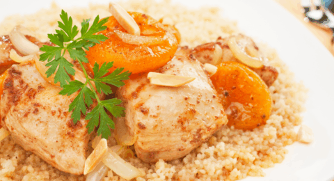 Tajine de poulet aux amandes et abricots