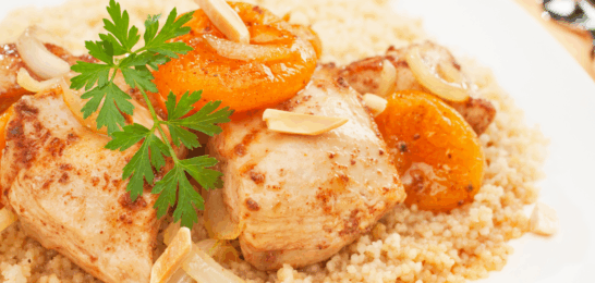 Tajine de poulet aux amandes et abricots