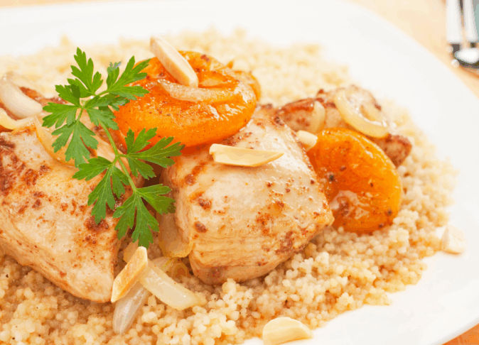 Tajine de poulet aux amandes et abricots